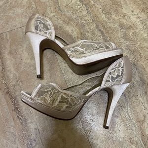 Lulu Townsend Heels Beige and Gold Lace Size 7